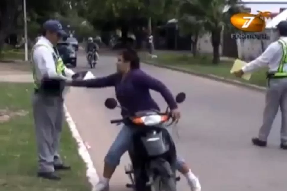 FURIOSA. Antes de retirarse, la mujer se quitó el casco y le atestó un golpe al agente. CAPTURA DE PANTALLA