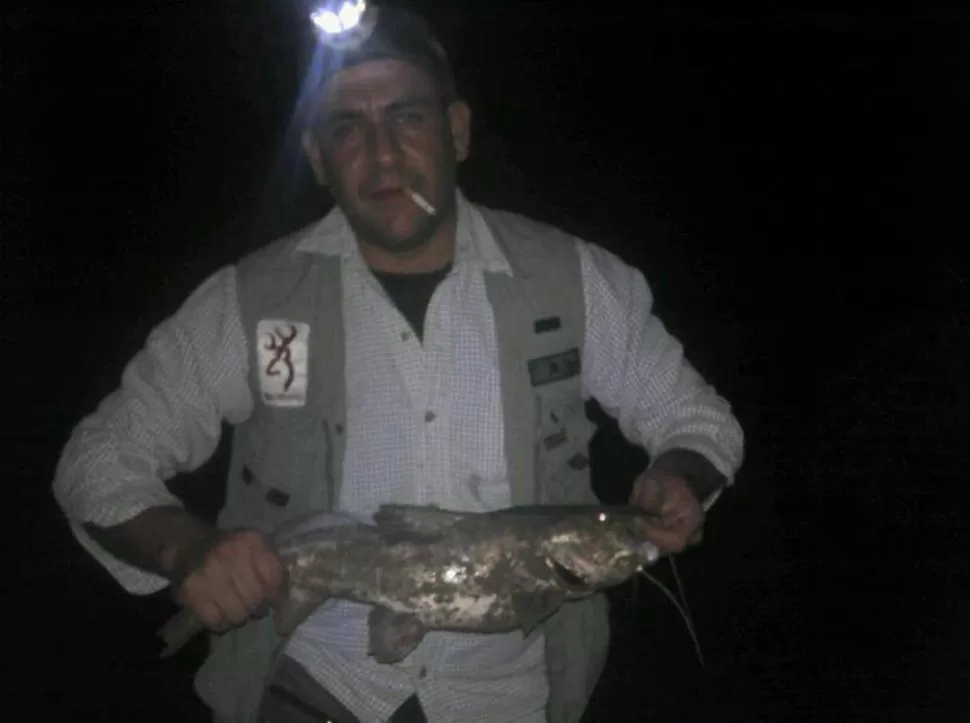 ORGULLOSO. Gustavo Arellano posa con uno de los bagres que capturó. 