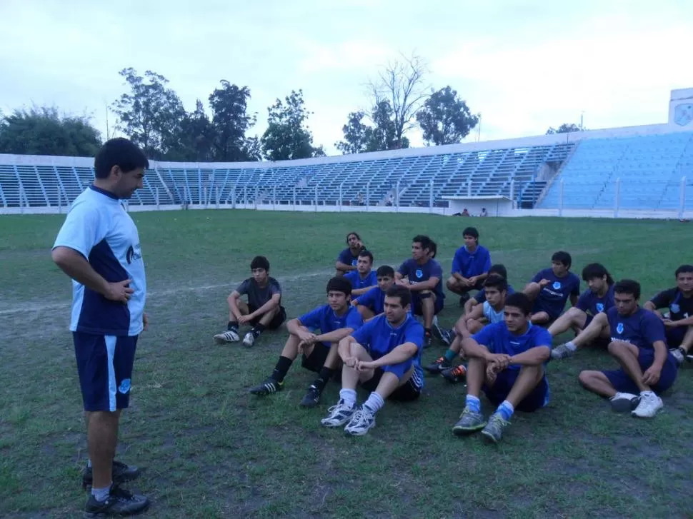 LA PRESENTACIÓN. Hernán González habló con los jugadores antes de dirigir la primera práctica del plantel de Deportivo Aguilares. El entrenador debutará el domingo contra River de Embarcación. 