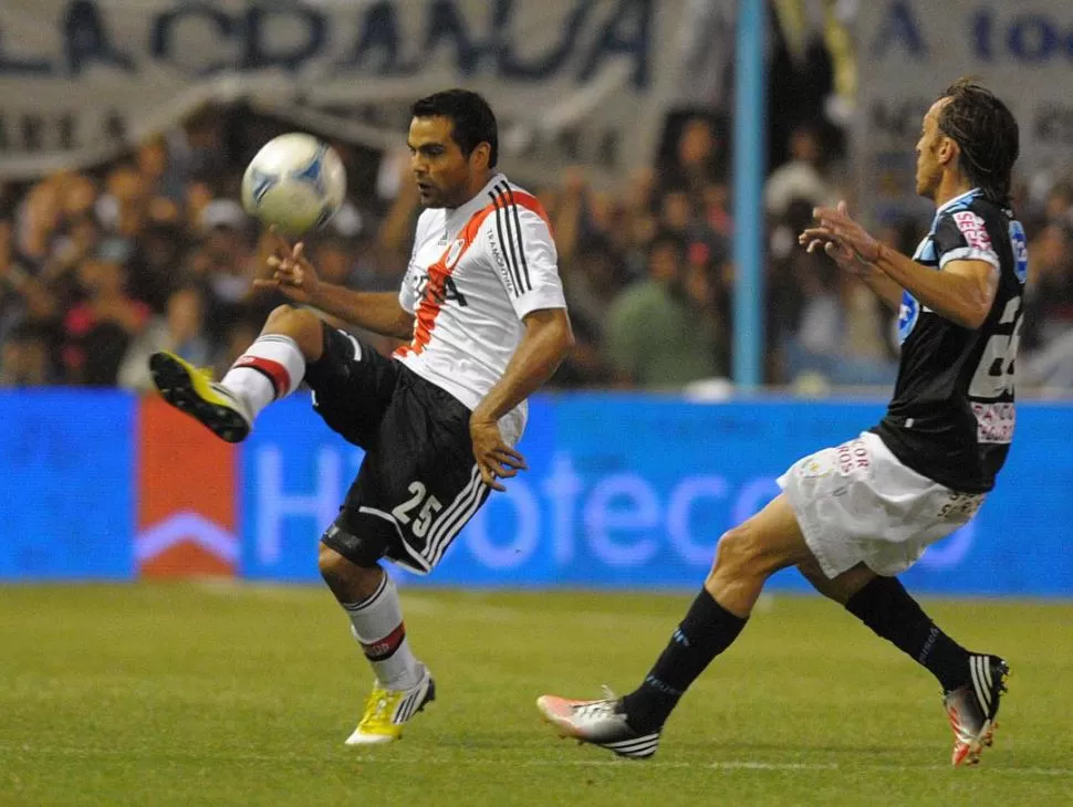 TOCÓ SIN SUERTE. Gabriel Mercado se anticipa a Eluchans con un toque suave. El defensor cumplió pero su equipo jamás pudo quebrar al equipo dueño de casa. 