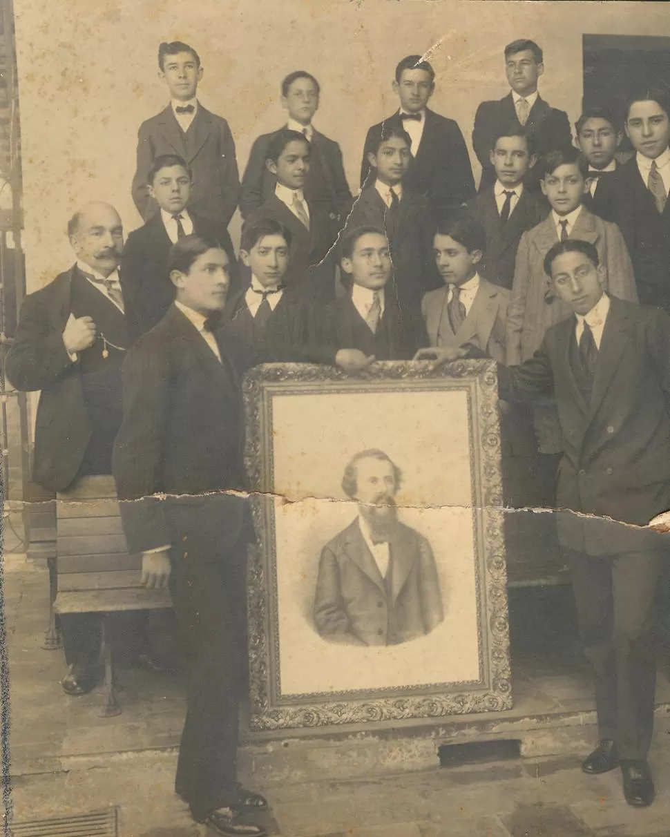 JOSE R. FIERRO. Aparece de pie, a la izquierda, con sus alumnos del Colegio Nacional, en la segunda década del siglo XX LA GACETA / ARCHIVO
