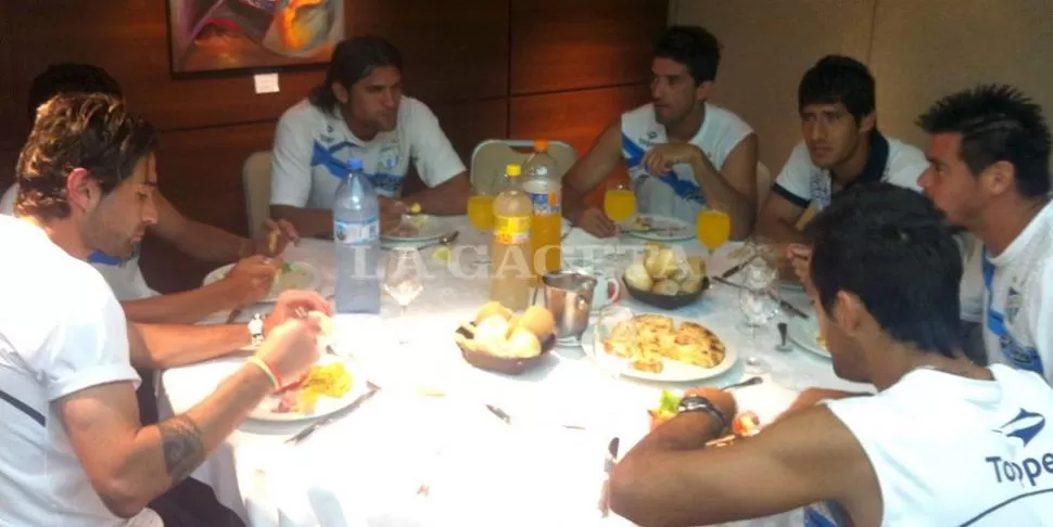 RECOBRANDO FUERZAS. El plantel decano almorzó en el hotel y esta tarde entrenará en un predio pirata. LA GACETA / NICOLAS IRIARTE