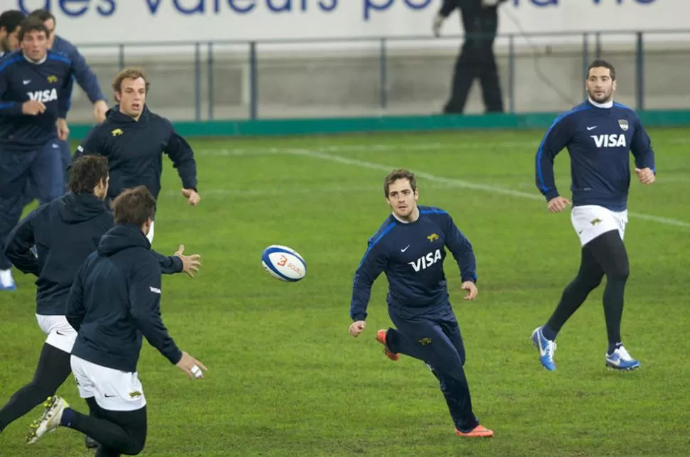 ACCION. El tucumano Nicolás Sánchez conduce a los tres cuartos argentinos durante uno de los últimos entrenamientos antes del test match. FOTO TOMADA DE TWITTER.COM/VILLARPRESS