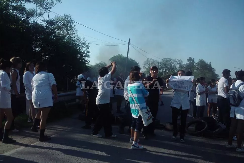 MAL TRAGO. No fueron pocos los que se encontraron con la protesta cuando iban a sus trabajos y debieron cambiar el rumbo. LA GACETA / FOTO DE LUCIA LOZANO