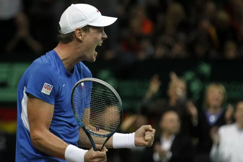 FESTEJO CHECO. Tomas Berdych le acaba de ganar a Nicolás Almagro y celebra la victoria que le permite a la República Checa igualar la final de la Copa Davis con España, 1 a 1. REUTERS