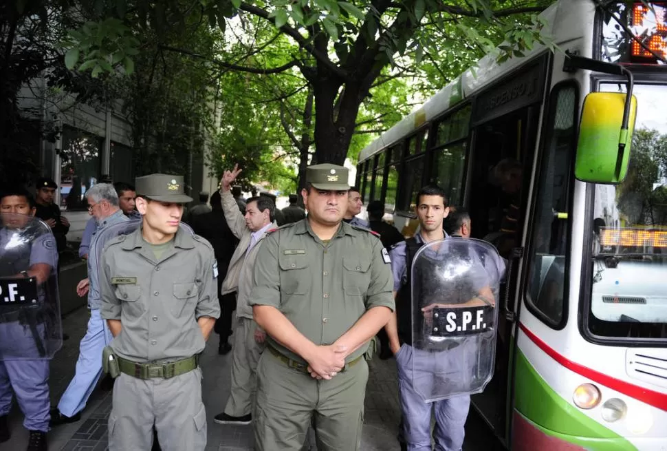 DESDE VILLA URQUIZA. Imputados llegan en colectivo al TOF, entre ellos,  Juan Carlos Benedicto (foto). LA GACETA / FOTO DE JORGE OLMOS SGROSSO