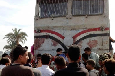 Murieron 44 niños en un choque entre un tren y un colectivo en Egipto
