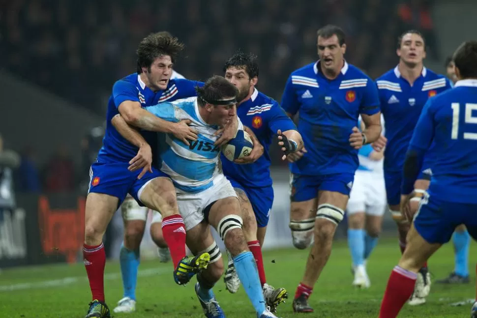 TUCUMANO EN ACCION. Julio Farías Cabello intenta quebrar la marca francesa. Esta vez, Los Pumas no pudieron con los galos y fueron superados claramente. FOTO DE MARTIN SERAS LIMA (PRENSA UAR)