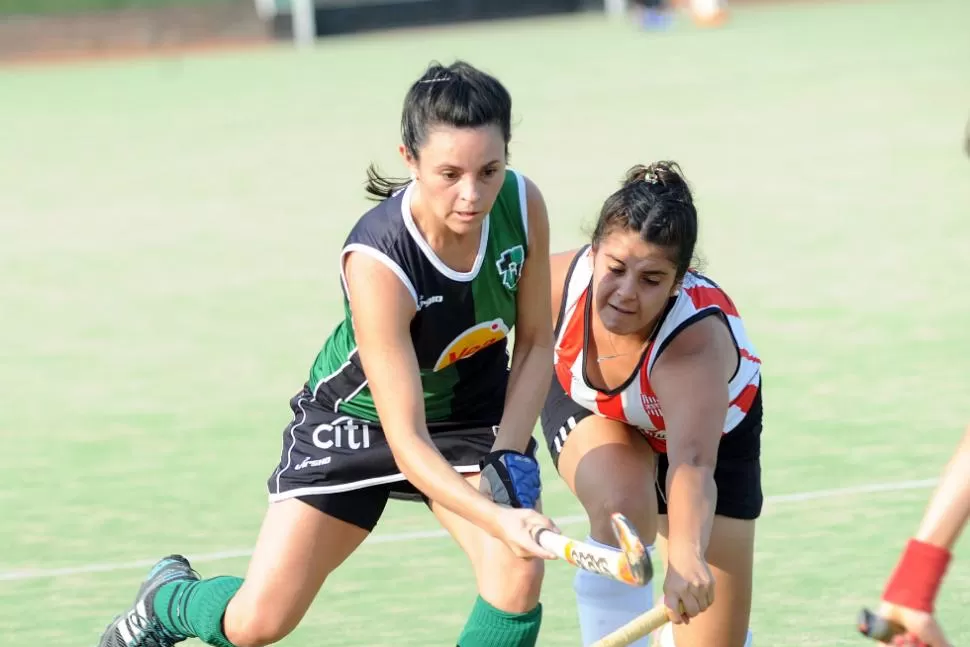 VICTORIA VERDINEGRA. Tucumán Rugby Verde le ganó a San Martín. cecilia Viejobueno se lleva la bocha ante la marca de Emidia Núñez López. LA GACETA / FOTO DE HECTOR PERALTA