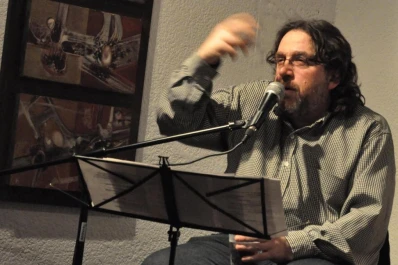 Los poetas seguimos ocupando nuestro pequeño gran lugar en la vida