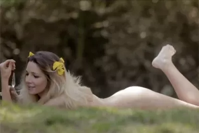 La novia de Andrés Calamaro se desnuda en el cine