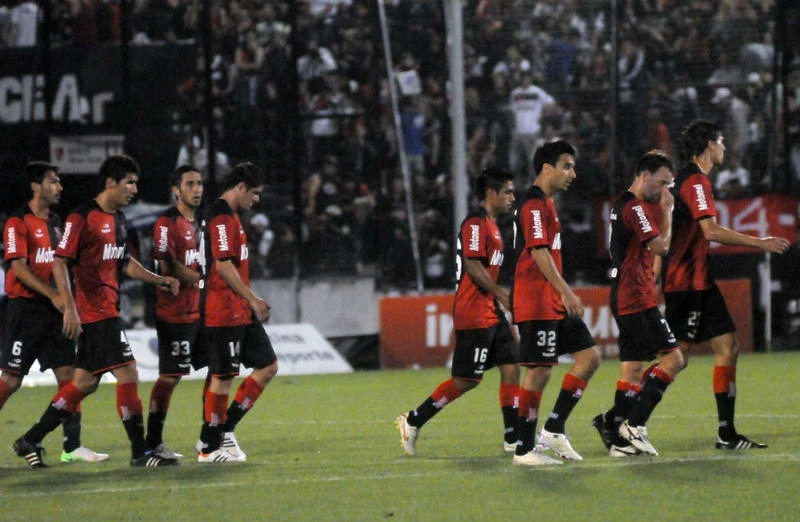 GOLPEADOS. El equipo 'leproso' se retira al vestuario después de haber perdido contra All Boys. (Télam)