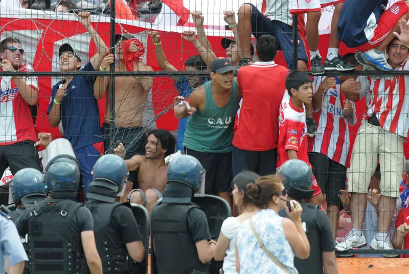 SIN DESCANSO. Los simpatizantes 'tatengues' arruinaron las fiestas. TELAM