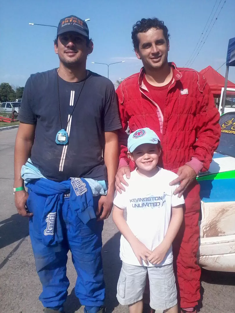 FELICES. Alvarez y Comaschi, con su hijo, posaron para LG Deportiva. 