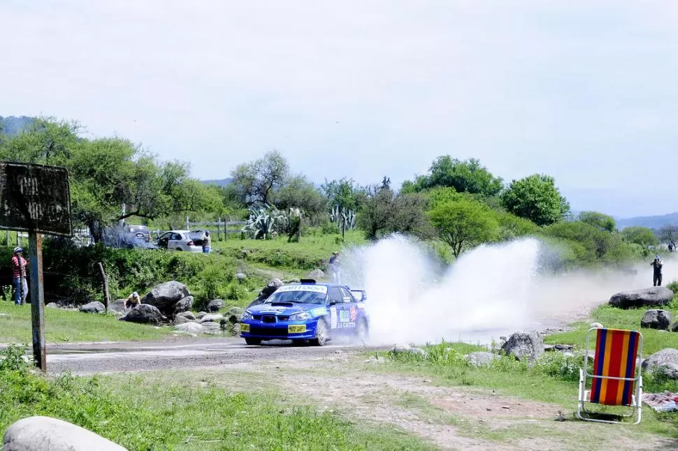 VELOZ. El Subaru Impreza pasó raudamente el doble vado del río Las Tablas. 