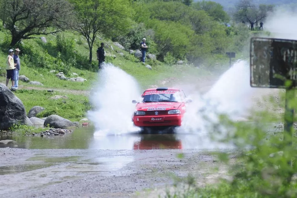 CLÁSICA POSTAL EN EL RÍO. Collado (p) pasa por un vado, en el que el VW Gol queda rodeado por dos paredes de agua. 