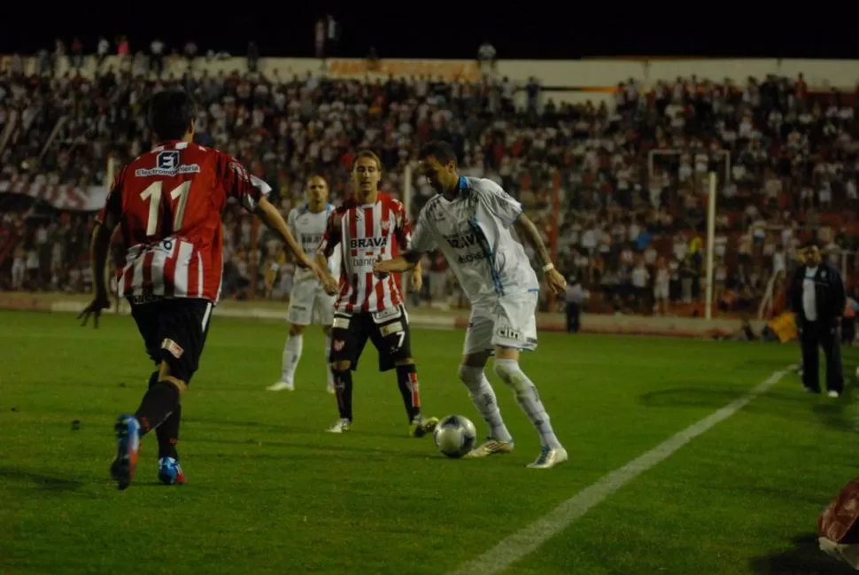 ACORRALADO. Peña, que alternó buenas y malas, intenta escapar del achique de Burzio, quien tuvo el 1-0 al inicio y lo falló. 