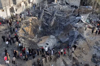 Israel y Hamas exigen que cese el fuego, mientras continúan los ataques