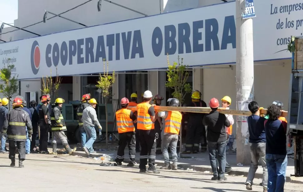 TRAGEDIA. Siete personas perdieron la vida y unas 20 resultaron heridas. TELAM