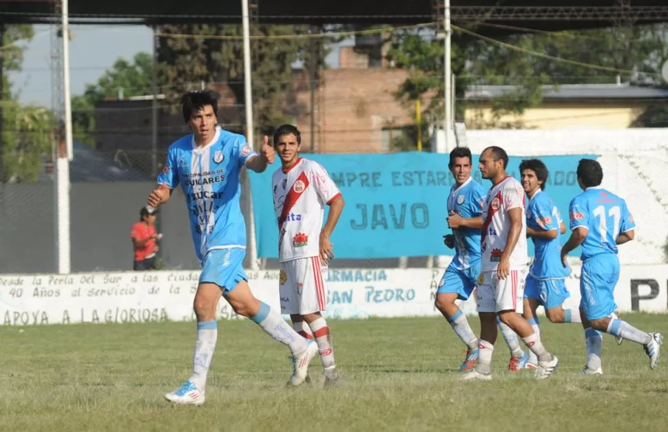 ESTÁ TODO BIEN. Eduardo Nieto, que marcó su primer gol en el torneo, agradece el apoyo que recibe de sus compañeros. LA GACETA / FOTO DE OSVALDO RIPOLL