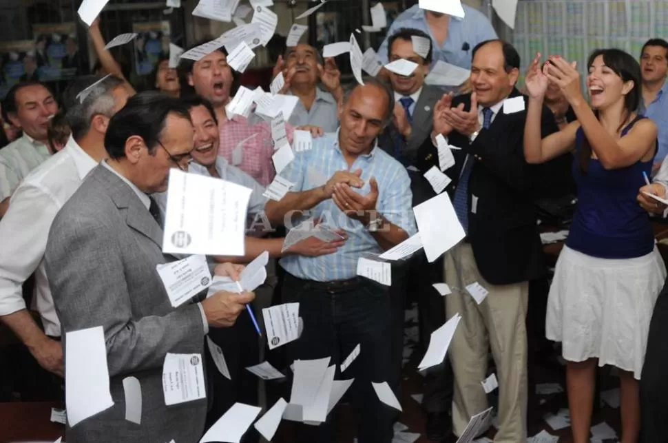 FELICIDAD PLENA. La alianaza oficialista celebra el contundente triunfo. LA GACETA / FOTO DE ENRIQUE GALINDEZ