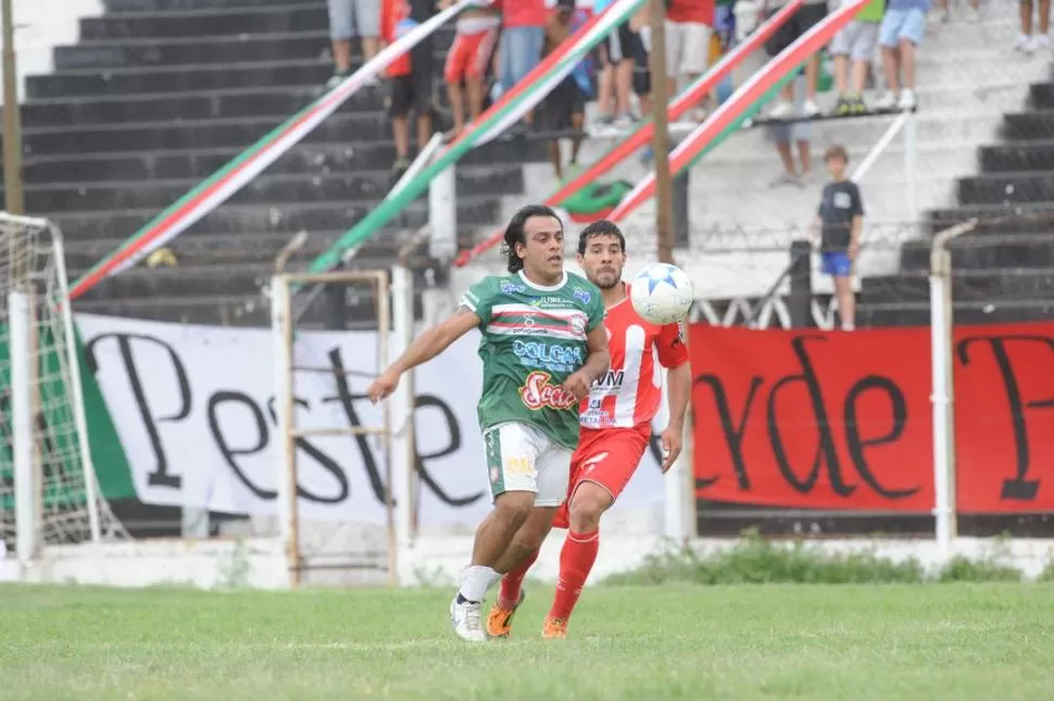 ENTREGA. Villafañe no convirtió, pero aportó sacrificio en San Jorge. En la escena elude la marca de Aldecoa, de Alumni. 