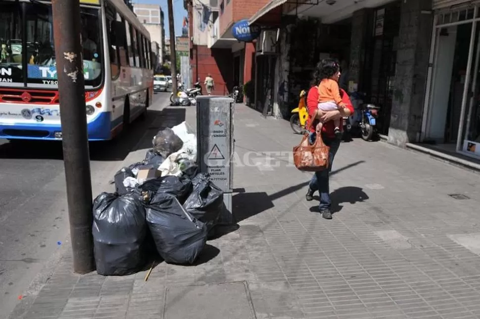 EN PROBLEMAS. La basura quedará en la calle por la medida de fuerza de mañana. ARCHIVO LA GACETA  