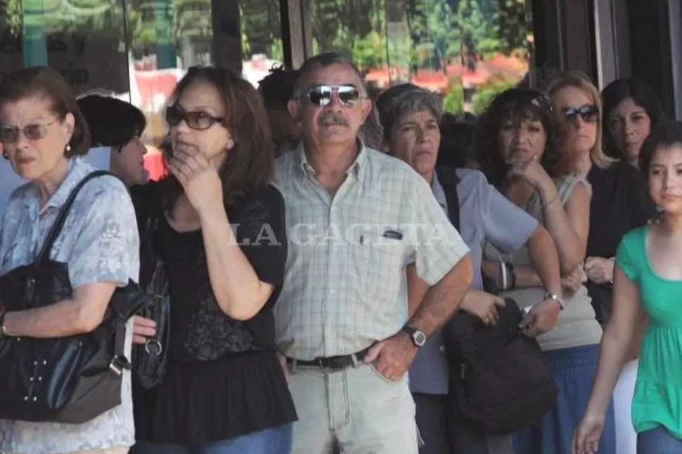 LARGAS FILAS. Jubilados y pensionados acuden a las entidades bancarias para cobrar sus haberes. ARCHIVO LA GACETA