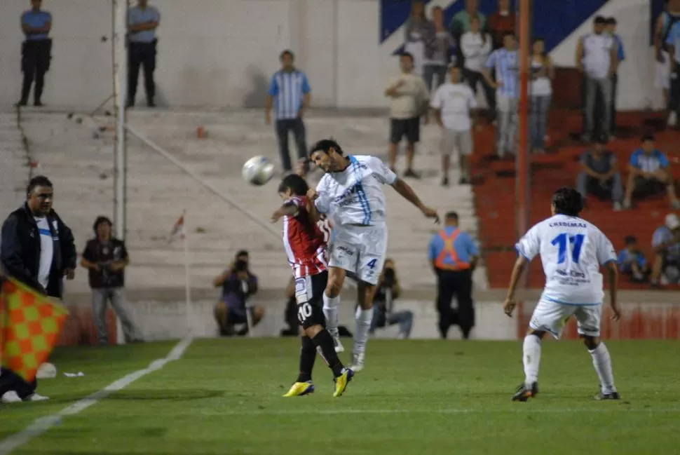 POR EL MISMO CAMINO. RR, que sigue la acción entre Bazán y Ladino, dejó un poco de lado el intento de juego bonito fuera del Monumental. Y le dio resultado, ya que el equipo no pierde hace cinco fechas. 