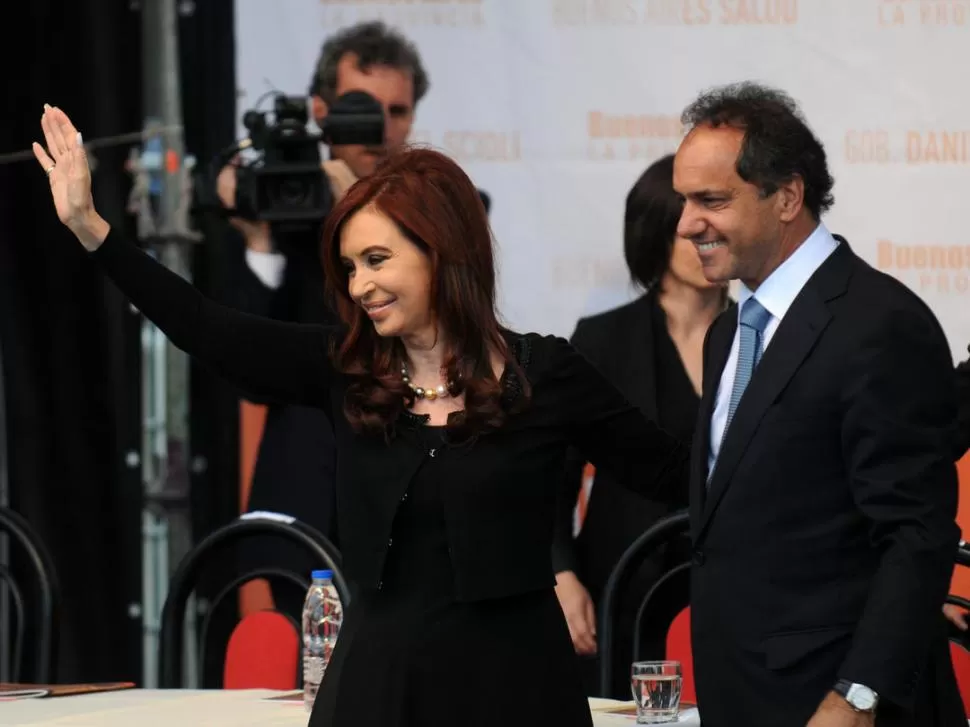 AMIGOS POLÍTICOS, NO SOCIOS. Cristina sonríe junto a Scioli, durante la inauguración de un centro médico en el Conurbano, el 25 de octubre. NA (ARCHIVO)