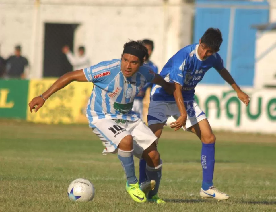 PRACTICIDAD. Franco Ovejero trata de llevarse la pelota ante la marca de un jugador de Talleres. Gran triunfo del bandeño. 