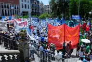 La Plaza Independencia se colmó de sindicatos que adhieren al paro