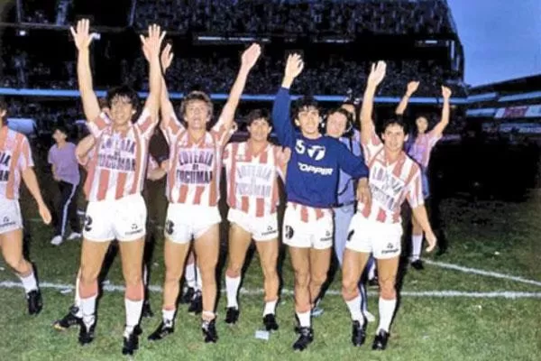 EPICO. Luis Moreno, José Campos, Mario Jiménez y Antonio Vidal González saludan a la hinchada después de haber alcanzado la hazaña. FOTO TOMADA DE ELGRAFICO.COM.AR