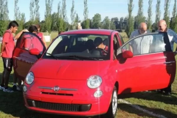 El plantel de Colón recibió un auto como premio por ganar el clásico