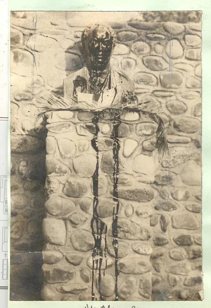 UN ATENTADO. En LA GACETA del 27 de octubre de 1955, esta fotografía documentaba un atentado contra el busto de Bernardino Rivadavia. LA GACETA / ARCHIVO