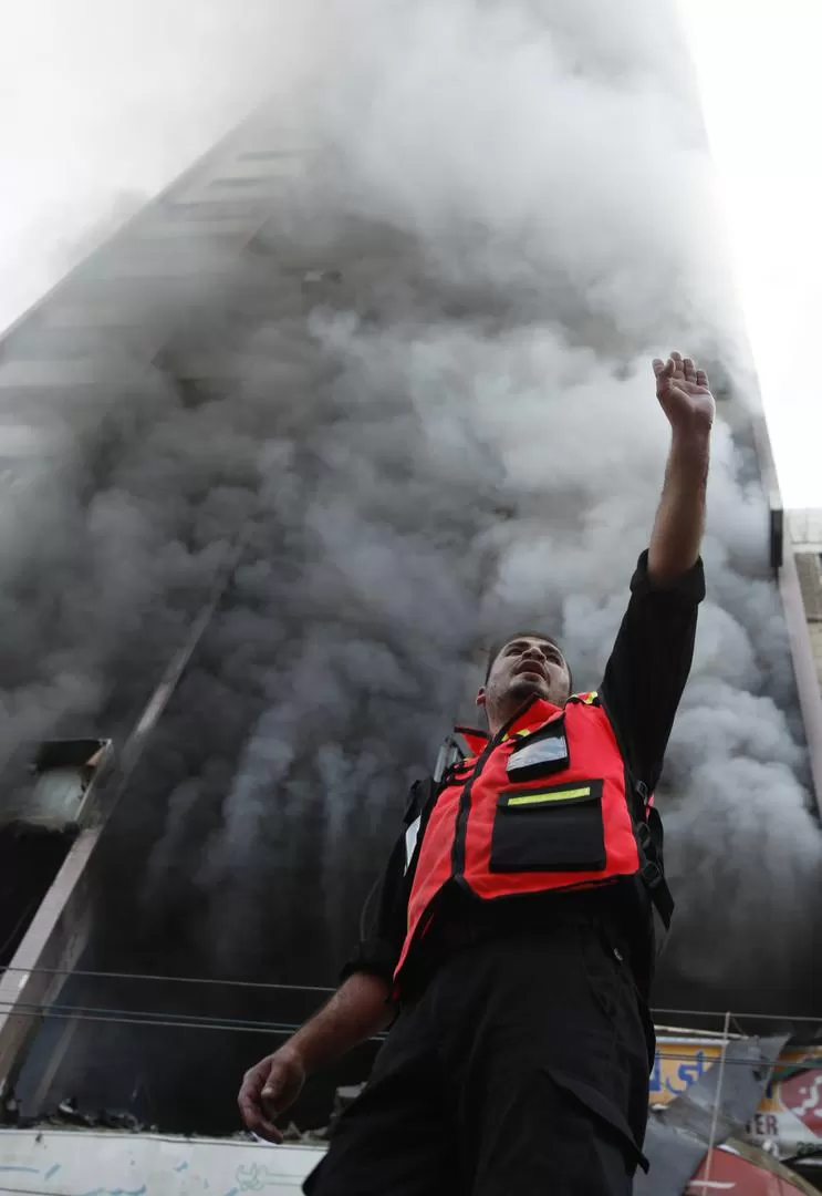 ATAQUE EFECTIVO. Aviones israelíes bombardearon un edificio donde funcionaban cadenas de televisión árabe. REUTERS