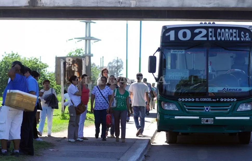 ATENCION PASAJEROS. Los colectivos funcionan, aunque algunas líneas redujeron su frecuencia. LA GACETA / FOTO DE ANALIA JARAMILLO