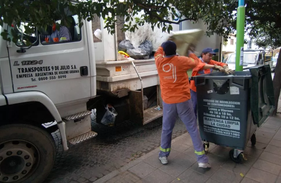 LA IMAGEN QUE NO SE VERÁ HOY. Los trabajadores del servicio de recolección domiciliaria no realizarán su labor. LA GACETA / FOTO DE INéS QUINTEROS ORIO