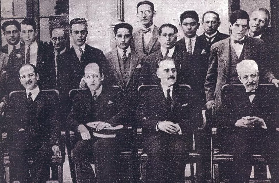 APERTURA DE CLASES EN LA UNT, 1925. Desde la izquierda, el rector, Juan B. Terán; el ministro de Gobierno, Ricardo Bascary; el presidente de la Corte, Manuel Páez de la Torre; y el sabio Miguel Lillo. LA GACETA / ARCHIVO