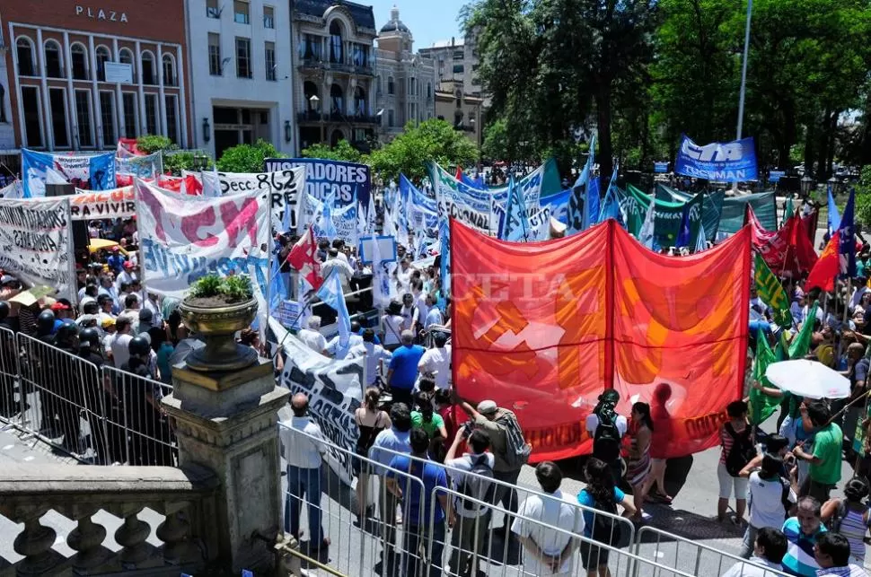 TODOS EN LA PLAZA. Distintos gremios llegaron a la plaza Independencia cerca del mediodía. LA GACETA / FOTO DE ANALIA JARAMILLO