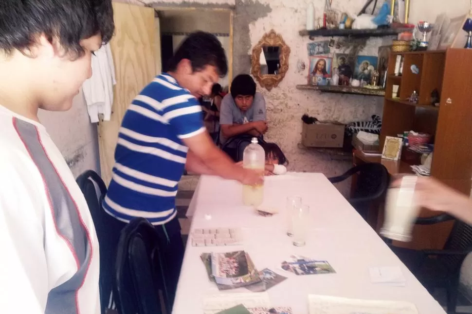 El Pulguita nos abrió su casa en Simoca y nos presentó a su mamá, a su hermano y a sus sobrinas. Nos mostró fotos y nos contó muchas cosas de su vida. 