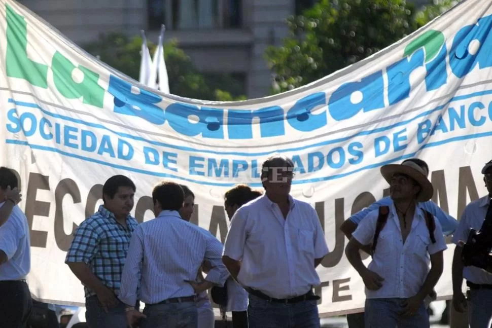 JORNADA DE PROTESTA. Miembros de La Bancaria se instalaron temprano en la plaza Independencia. LA GACETA / FOTO DE INES QUINTEROS ORIO