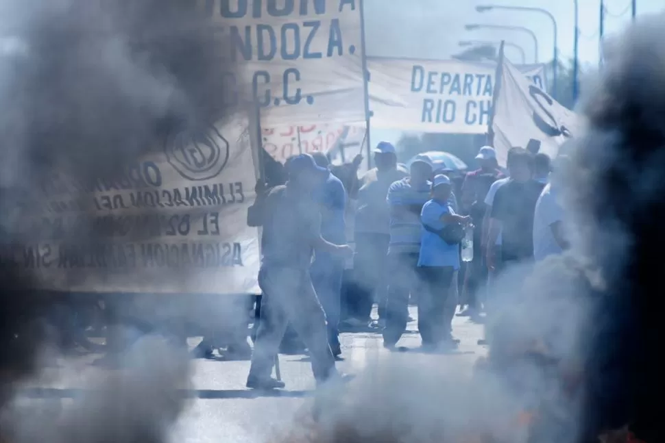 HUMO NEGRO. La CCC quema cubiertas en el puente Lucas Córdoba. LA GACETA / FOTO DE ANALIA JARAMILLO