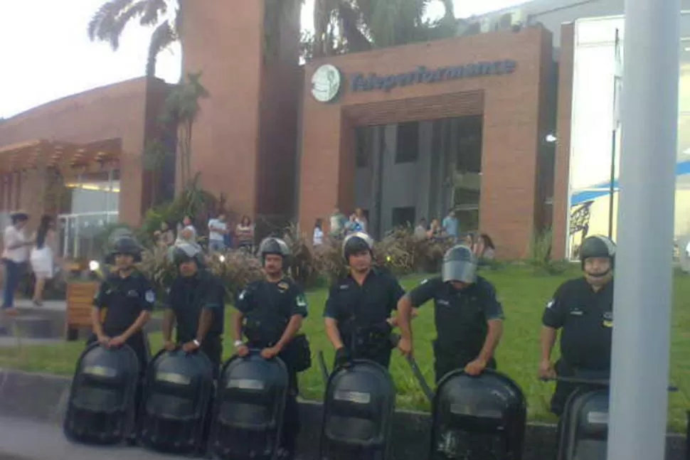 INFANTERIA. Los agentes custodiaron la empresa mientras duró la protesta. FOTO TOMADA DE TWITTER / @IgnacioHa