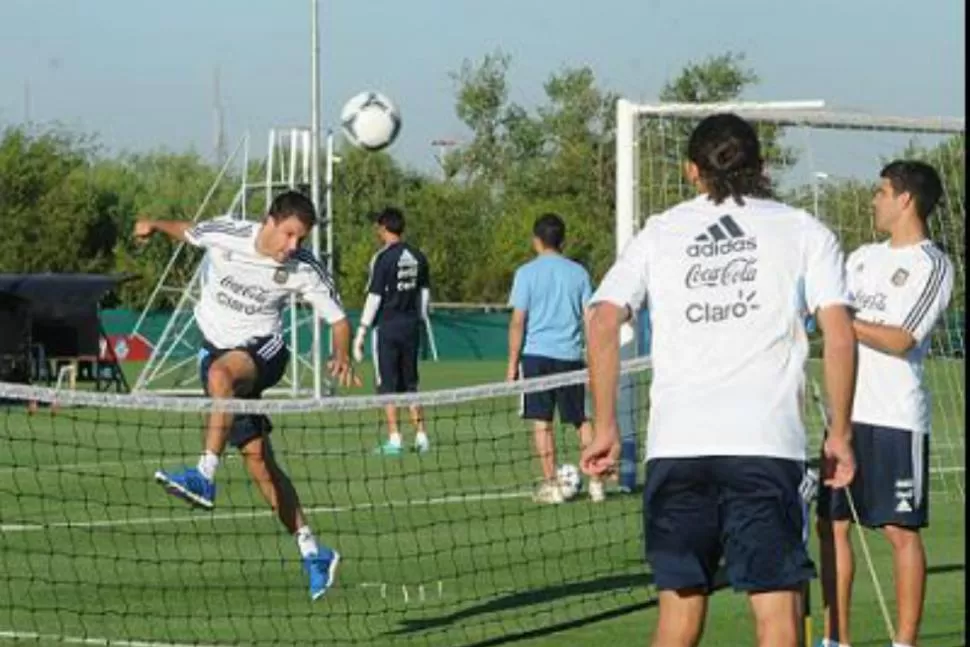 ENSAYO. Los jugadores argentinos se entrenaron en el predio de Ezeiza con vistas al duelod e mañana contra Brasil. FOTO TOMADA DE AFA.ORG.AR