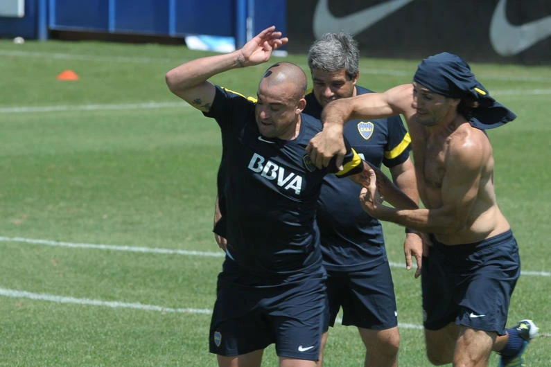 PURA FUERZA. Santiago Silva pelea cada pelota como si fuera la última hasta en las prácticas. (Télam)