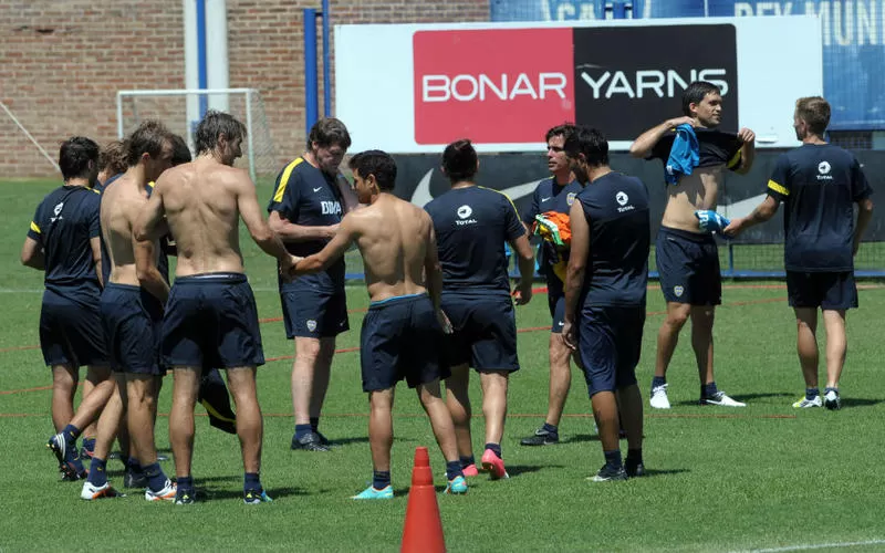 EN PLENO TRABAJO. El técnico de Julio César Falcioni dialoga con sus jugadores durante la práctica. TELAM