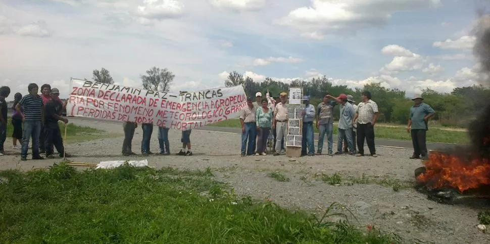 PANCARTAS Y GOMAS. Los horticultores protestaron al costado de la ruta. FOTO GENTILEZA DE COOPERATIVA INTI.