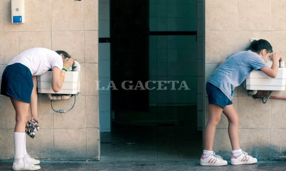 Y EL CALOR SERÁ MAYOR... Para diciembre pronostican temperaturas superiores a los 40°. Ayer la ciudad fue un horno y los alumnos lo sufrieron. LA GACETA / FOTO DE INES QUINTEROS ORIO