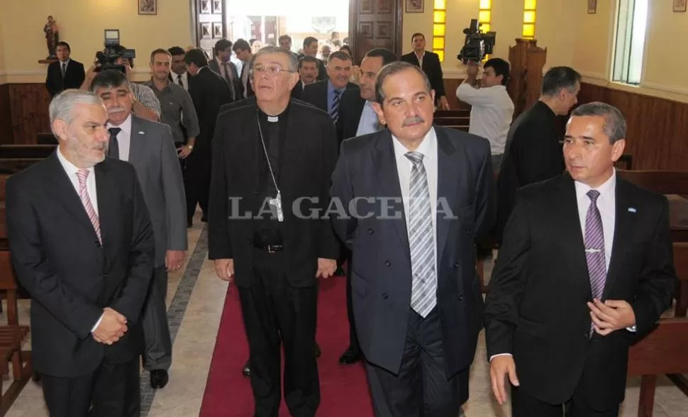 DIALOGO. Alperovich estuvo esta mañana con monseñor Zecca. PRENSA Y DIFUSION CASA DE GOBIERNO